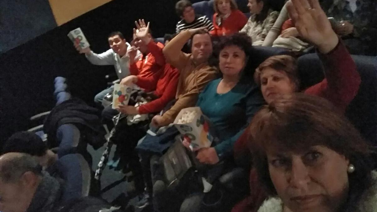 Usuarios y trabajadores de Fundabem en el cine apoyando la película