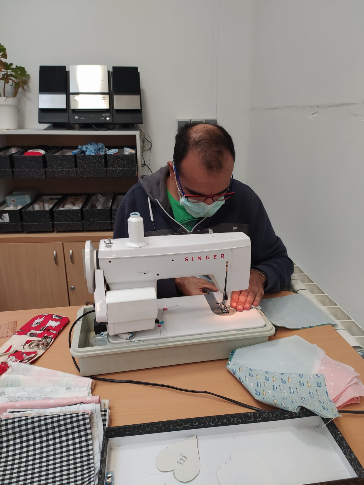 Terminamos la semana con unas fotos del taller prelaboral de textil, elaborando porta mascarillas.