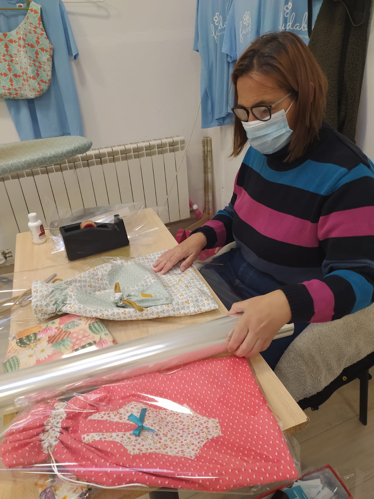 El taller prelaboral de textil elaborando porta mascarillas