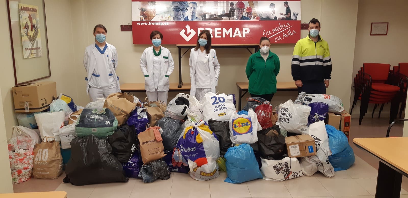 Donación de 300 kg de ropa usada por parte de Fremap Ávila y sus trabajadores