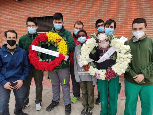 Hoy los alumnos de Formación Profesional Básica Agro-jardinería y Composiciones florales han aprendido a hacer coronas.