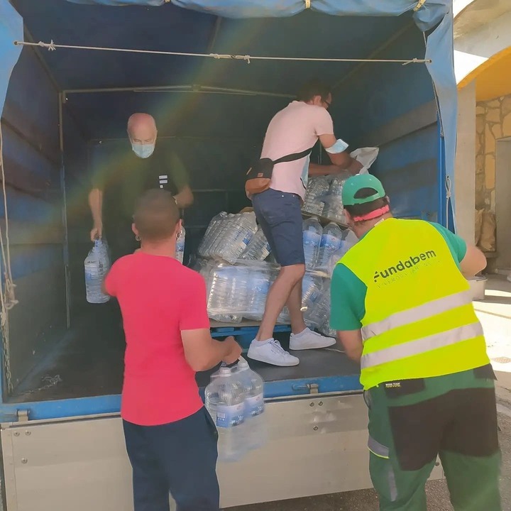 Fundabem, como organización que se caracteriza por el apoyo a las personas, ha llevado agua de consumo humano a Riofrío para paliar la tremenda situación que están viviendo.