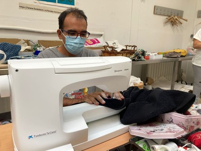 FUNDACIÓN “LA CAIXA” junto con el CLUB DEPORTIVO AVILA-SALA, consiguen dotar al Taller Ocupacional de productos hechos a mano de FUNDABEM de dos nuevas máquinas de coser